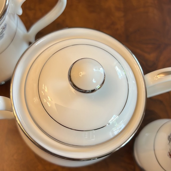Gorham Serena Creamer, Sugar bowl with lid, Salt and Pepper Shakers. Fine China. - Picture 5 of 12